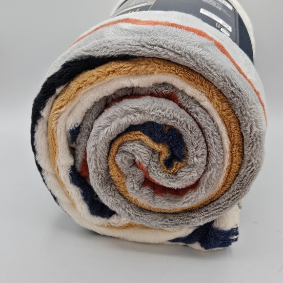 Pendleton aztec boho design fleece throw blanket 50" by 70" - Picture 4 of 13